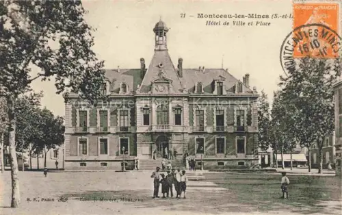 AK / Ansichtskarte Montceau-les-Mines Montceaux-l Etoile Charolles 71 Saone-et-Loire Hotel-de-Ville Rathaus Place Platz Baeume Kinder Passanten