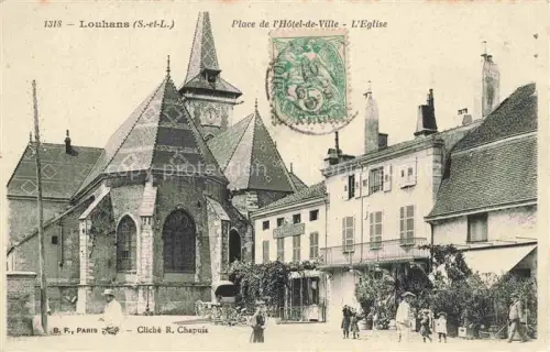 AK / Ansichtskarte Louhans 71 Saone-et-Loire Place-de-l Hôtel-de-Ville Eglise Kirchturm Passanten Wohnhaeuser Geschaefte