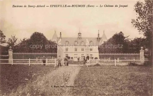 AK / Ansichtskarte Epreville-en-Roumois Bernay 27 Eure Château-du-Jonquai Schloss Herrenhaus Eingangstor Zaun Personen Wiese Baeume