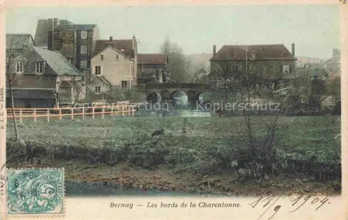 AK / Ansichtskarte BERNAY 27 Eure Bords-de-la-Charentonne Charentonne Fluss Bruecke Hotel Haeuser Wiese