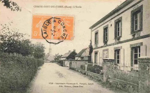 AK / Ansichtskarte Chaise-Dieu-du-Theil EVREUX 27 Eure L Ecole Schule Dorfstrasse Kirchturm Haeuser Hecke