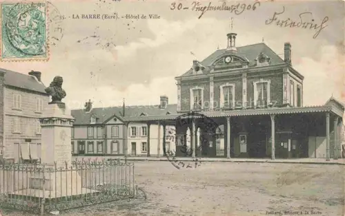 AK / Ansichtskarte La Barre-en-Ouche Bernay 27 Eure Hôtel-de-Ville Rathaus Denkmal Bueste Platz Haeuser