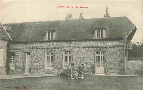 AK / Ansichtskarte Clery Les Andelys 27 Eure La-Garenne Herrenhaus Ziegelsteinbau Personen Hund Gartenmoebel Wiese