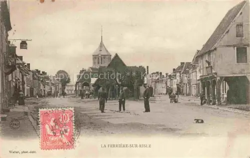 AK / Ansichtskarte La Ferriere-sur-Risle EVREUX 27 Eure Hauptstrasse Kirche Passanten Geschaefte Strassenszene Dorfplatz