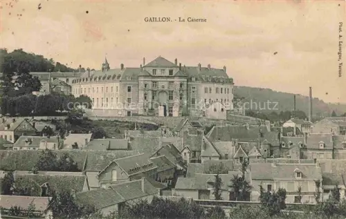 AK / Ansichtskarte Gaillon LES ANDELYS 27 Eure Caserne Kasernengebaeude Daecher Baeume Huegel