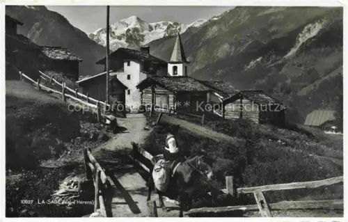 AK / Ansichtskarte Sage La Val-d Hérens Kapelle Alpendorf Esel Frau Holzhaeuser Berge Schnee