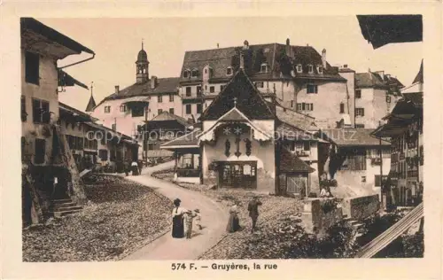 AK / Ansichtskarte Greyerz Gruyeres FT Rue Schloss Ortsgasse Passanten Kirchturm Altstadt Brunnen Tracht