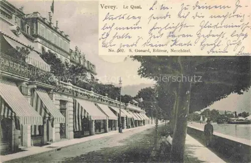 AK / Ansichtskarte VEVEY VD Le-Quai Seepromenade Geschaefte Markisen Baeume Segelboot Genfersee