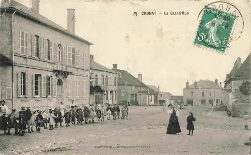 AK / Ansichtskarte Cronat CHAROLLES 71 Saone-et-Loire Grand-Rue Strassenszene Kinder Frauen Haeuser Dorf Kopfsteinpflaster
