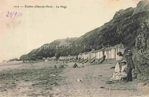 AK / Ansichtskarte Etables-sur-Mer Saint-Brieuc 22 Cotes-d Armor La-Plage Strand Badekabinen Steilkueste Felsen Badegaeste Familienszene