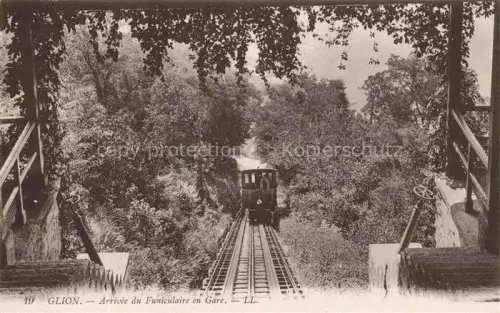 AK / Ansichtskarte Glion  VD Funiculaire Zahnradbahn Wald Baeume Schienen Gare Ankunft
