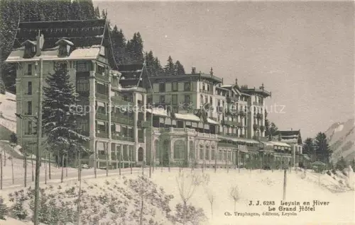 AK / Ansichtskarte Leysin VD Grand-Hôtel Winter Schnee Berghotel Tannen Strasse Balkon