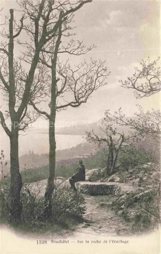AK / Ansichtskarte Neuenburg  Neuchatel NE Roche-de-l Ermitage See Baeume Mann Felsen Stadtblick Kirche