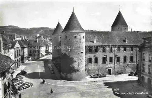 AK / Ansichtskarte YVERDON-LES-BAINS VD Place-Pestalozzi Schloss Tuerme Burg Autos Platz Brunnen