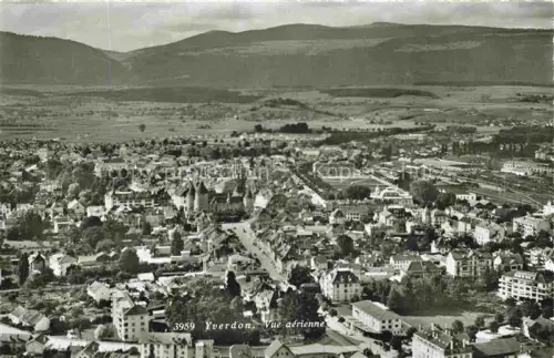 AK / Ansichtskarte YVERDON-LES-BAINS VD Luftbild Stadtpanorama Schloss Bahnhof Berge Felder