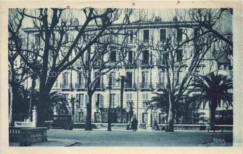 AK / Ansichtskarte NICE   Nizza 06 Alpes-Maritimes Grand-Hôtel-du-Louvre Boulevard-Victor-Hugo Platanen Fassade Passanten Auto