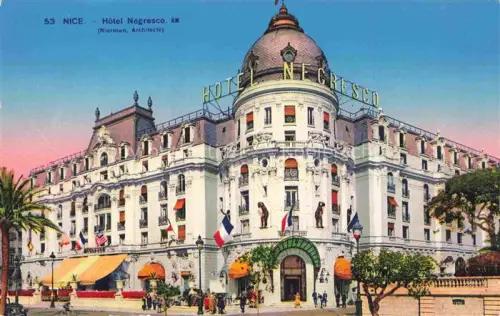 AK / Ansichtskarte NICE   Nizza 06 Alpes-Maritimes Hôtel-Negresco Palmen Flaggen Passanten Jugendstil Kuppel Fassade