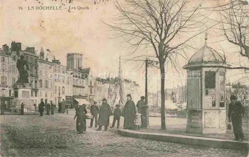 AK / Ansichtskarte LA ROCHELLE 17 Charente-Maritime Les-Quais Kai Denkmal Kiosk Segelboote Passanten Hafenviertel