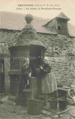 AK / Ansichtskarte Plonevez-Porzay Chateaulin 29 Finistere Brunnen Frauen Tracht Eimer Bauernhof Steinmauer Kinder