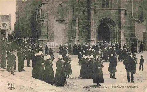 AK / Ansichtskarte Ouessant Ile de BREST 29 Finistere Kirche Kirchgaenger Tracht Frauen Messe Platz Kopfschmuck