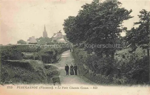 AK / Ansichtskarte Plougasnou Morlaix 29 Finistere Petit-Chemin-Creux Hohlweg Kirchturm Windmuehle Baeume Personen Weg
