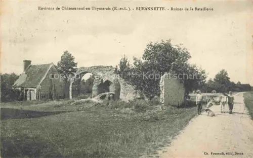 AK / Ansichtskarte Bijeannette Chateauneuf-en-Thymerais Chateauneuf-en-Thimerais 28 Eure-et-Loir Ruines-de-la-Bataillerie Ruinen Boegen Mauerwerk Dorfweg Maenner Hund Baeume