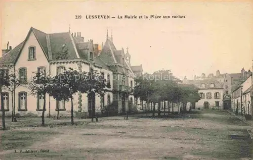 AK / Ansichtskarte Lesneven BREST 29 Finistere Mairie Place-aux-vaches Rathausplatz Baeume Marktplatz Gebaeude