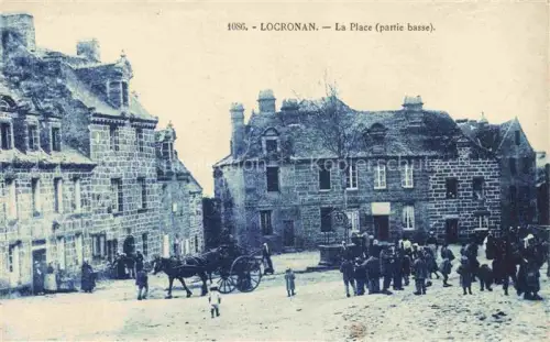 AK / Ansichtskarte Locronan Chateaulin 29 Finistere Place-partie-basse Platz Steingebaeude Pferdewagen Passanten Brunnen Bretagne