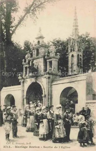AK / Ansichtskarte Argol Chateaulin 29 Finistere Mariage-Breton Sortie-de-l Eglise Hochzeit Tracht Kirchenportal Enclos-paroissial Passanten