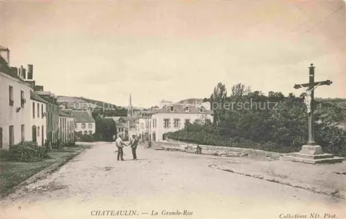 AK / Ansichtskarte Chateaulin Grande-Rue Dorfstrasse Kruzifix Kreuz Haeuser Kirchturm Baeume Maenner
