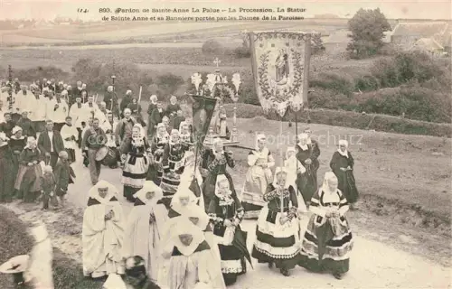 AK / Ansichtskarte Sainte Anne La Palue Chateaulin 29 Finistere Pardon Prozession Statue Bannière Tracht Bretonin Dames-de-la-Paroisse religioese-Feier
