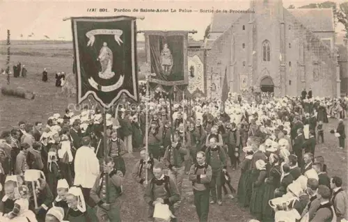 AK / Ansichtskarte Sainte Anne La Palue Chateaulin 29 Finistere Pardon Prozession Fahnen Tracht Bretonin Kirche Sortie-de-la-Procession Menge