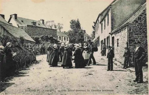 AK / Ansichtskarte Scrignac Chateaulin 29 Finistere Noce Gavotte-bretonne Tracht Hochzeit Dorfstrasse Fahrraeder Kinder Haeuser