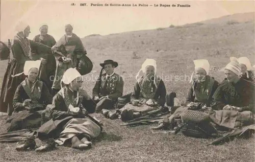 AK / Ansichtskarte Sainte Anne La Palue Chateaulin 29 Finistere Pardon Repas-de-Famille Tracht Bretonin Picknick Wiese Familienessen Kopfschmuck