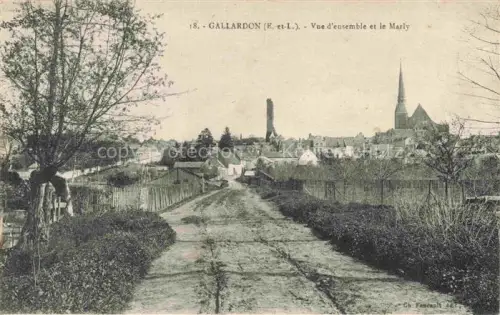 AK / Ansichtskarte Gallardon CHARTRES 28 Eure-et-Loir Marly Kirchturm Weg Baeume Daecher Turm-Ruine Ortschaft