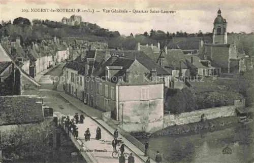 AK / Ansichtskarte NOGENT-LE-ROTROU 28 Eure-et-Loir Quartier-Saint-Laurent Bruecke Fluss Kirche Schloss Daecher Passanten Strassenszene