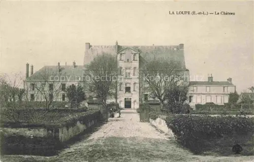 AK / Ansichtskarte La Loupe Nogent-le-Rotrou 28 Eure-et-Loir Château Eingangstor Park Baeume Schloss Toreinfahrt Gebaeudefluegel