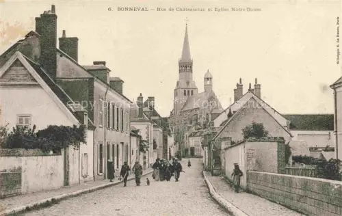 AK / Ansichtskarte Bonneval Chateaudun 28 Eure-et-Loir Rue-de-Châteaudun Eglise-Notre-Dame Kirchturm Kopfsteinpflaster Strassenszene Passanten Haeuser