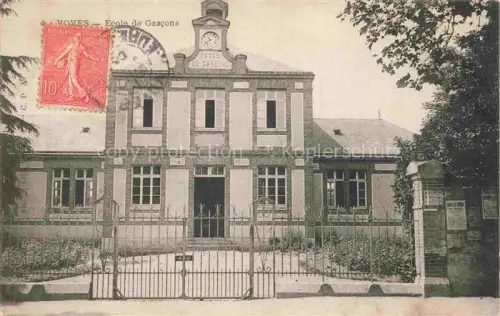 AK / Ansichtskarte Voves CHARTRES 28 Eure-et-Loir Ecole-de-Garçons Schule Uhr Eingangstor Zaun Baeume