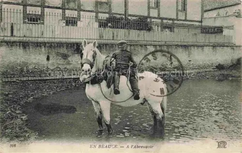 AK / Ansichtskarte BEAUCE (Region) DREUX 28 Eure-et-Loir Abreuvoir Pferd Reiter Gebaeudefassade Zaun Trank