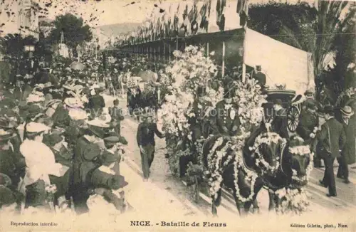 AK / Ansichtskarte NICE   Nizza 06 Alpes-Maritimes Bataille-de-Fleurs Blumenkorso Kutsche Pferde Flaggen Zuschauer Menschenmenge