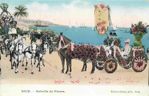 AK / Ansichtskarte NICE   Nizza 06 Alpes-Maritimes Bataille-de-Fleurs Blumenwagen Pferde Blumengeschmuck Meer Segelboote Palmen Festumzug Eleganz