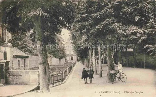 AK / Ansichtskarte EVREUX 27 Eure Allée-des-Soupirs Baumalle Fahrrad Kinder Promenade Kanal Gebaeude