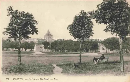 AK / Ansichtskarte EVREUX 27 Eure Pré-du-Bel-Ebat Park Wiese Baeume Bank Frau Hund Kirchturm