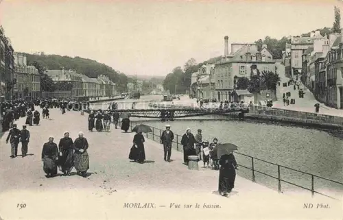 AK / Ansichtskarte MORLAIX 29 Finistere Bassin Hafen Kai Spaziergaenger Regenschirm Bruecke Fluss Promenade