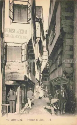AK / Ansichtskarte MORLAIX 29 Finistere Venelle-au-Son Gasse Fachwerkhaus Remise-et-Ecurie Garages-Bicyclettes Pferd Passanten Altstadt