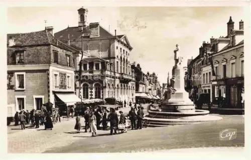 AK / Ansichtskarte NOGENT-LE-ROTROU 28 Eure-et-Loir Rue-Villette Hôtel-de-Ville Monument-Deschanel Grand-Café-de-la-Comédie Markt Passanten Brunnen Geschaefte
