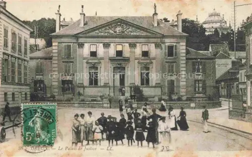 AK / Ansichtskarte DREUX 28 Eure-et-Loir Palais-de-Justice Justizpalast Passanten Kinder Boulangerie Klassizismus Platz