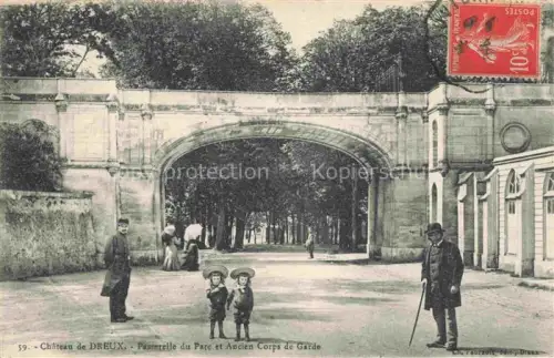 AK / Ansichtskarte DREUX 28 Eure-et-Loir Château-de-Dreux Passerelle-du-Parc Ancien-Corps-de-Garde Torbogen Park Baeume Kinder Personen
