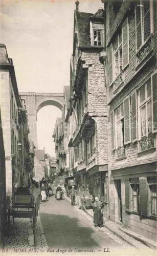 AK / Ansichtskarte MORLAIX 29 Finistere Rue-Ange-de-Guernisac Viadukt Fachwerkhaeuser Gasse Passanten Kopfsteinpflaster
